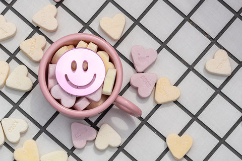 The whole world smiles with you - Broche